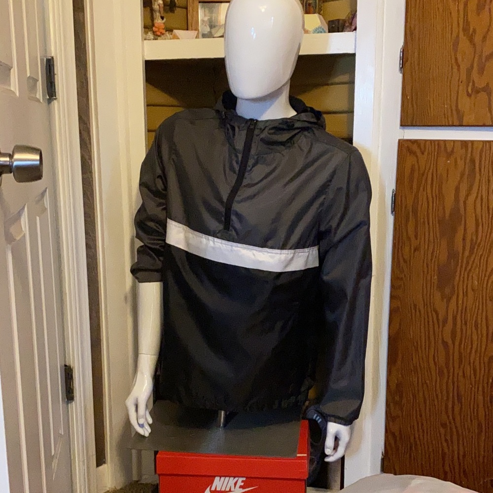 Windbreaker hoodie with breathable pockets✅